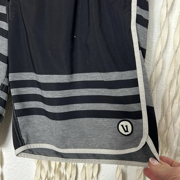 Vuori Gray and Black Men's Cruise Boardshort Size L - Picture 3 of 12